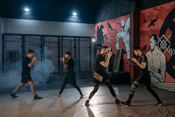 Quelles sont les étapes clés pour bien s'échauffer avant un match de basket ?